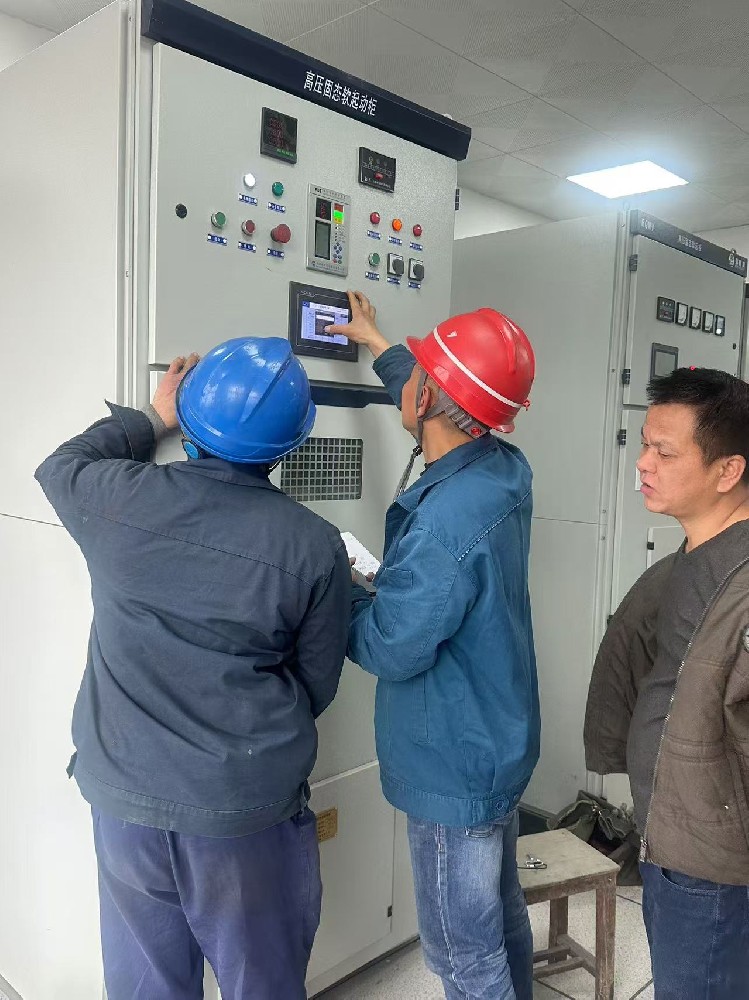 長沙文鋮電氣對客戶訂制的高壓固態(tài)軟啟動柜進(jìn)行現(xiàn)場調(diào)適